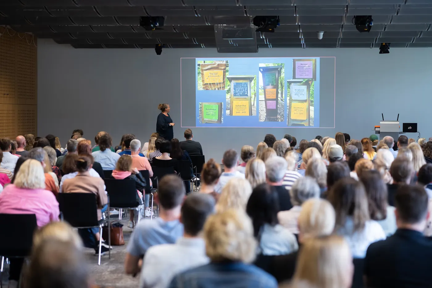 Dr. Gudrun Töpfer vor Publikum im Saal
